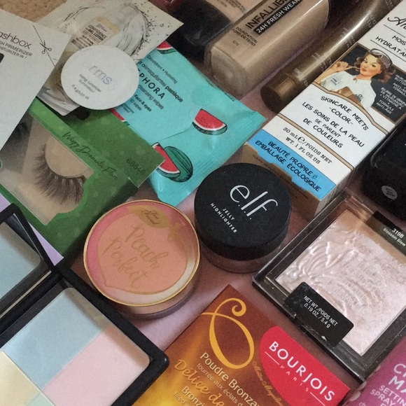 | SOLD | MASSIVE Brand New / Unused Makeup Beauty Bundle - Picture 2 of 5